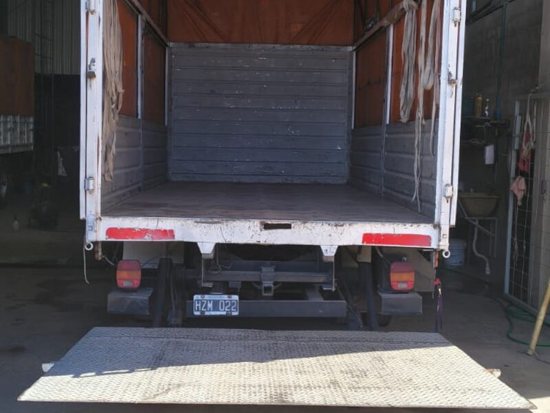 Camión con plataforma hidráulica de 30 m³ de Córdoba Fletes (foto 3 de 4)
