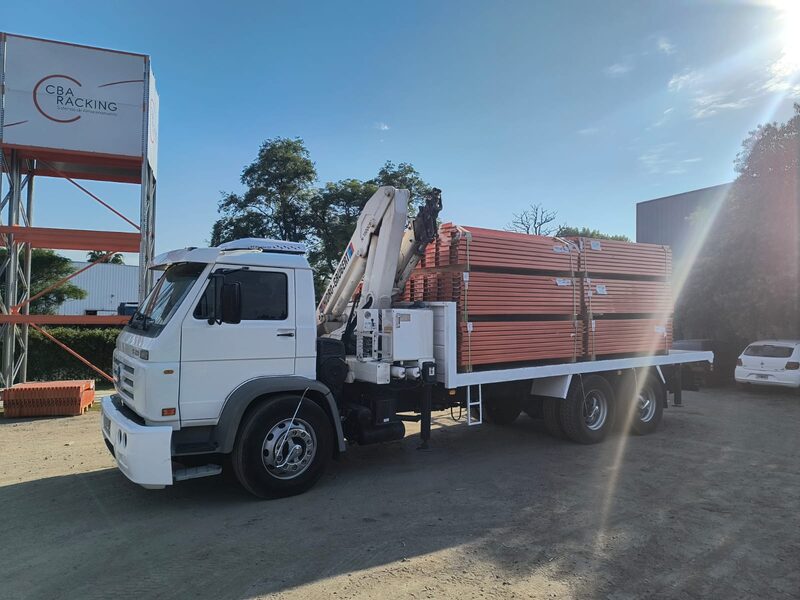 Camión con hidrogrúa de Córdoba Fletes (foto 2 de 3)