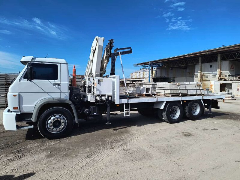 Camión con hidrogrúa de Córdoba Fletes