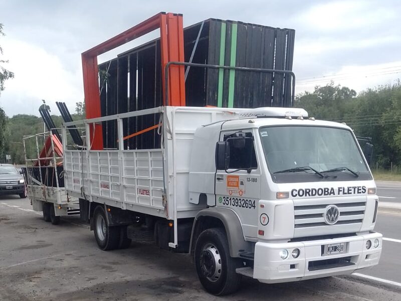 Camión con trailer de 50 m³ de Córdoba Fletes (foto 3 de 5)