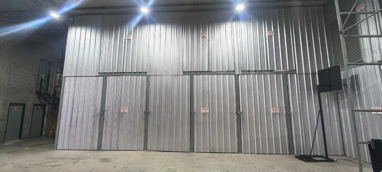 Boxes numerados del guardamuebles de Córdoba Fletes, con puertas de chapa y cerradura