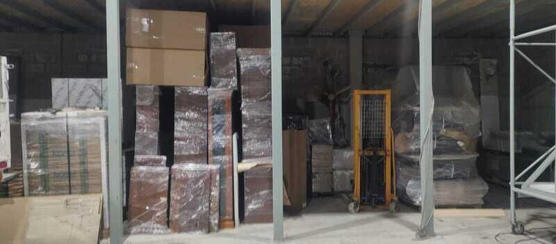Muebles y cajas embalados en film bajo el entrepiso del guardamuebles