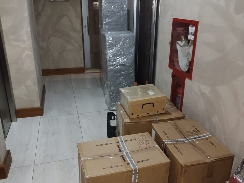 Cajas cerradas y muebles embalados esperando la carga