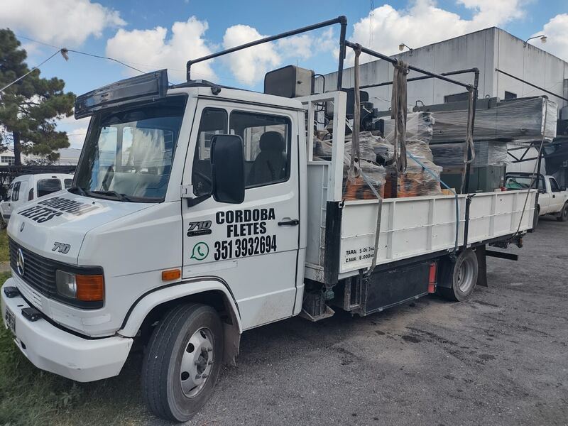 Camión de Córdoba Fletes cargado con electrodomésticos embalados