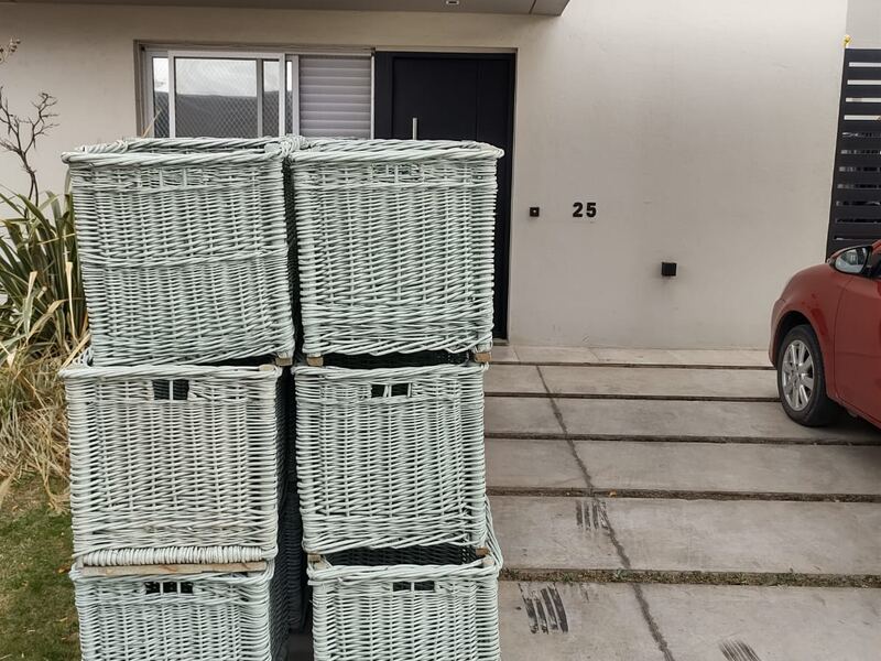 Canastos de mudanza apilados en la entrada de una casa