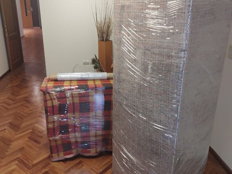 Placard embalado entero en film stretch en el living de una casa