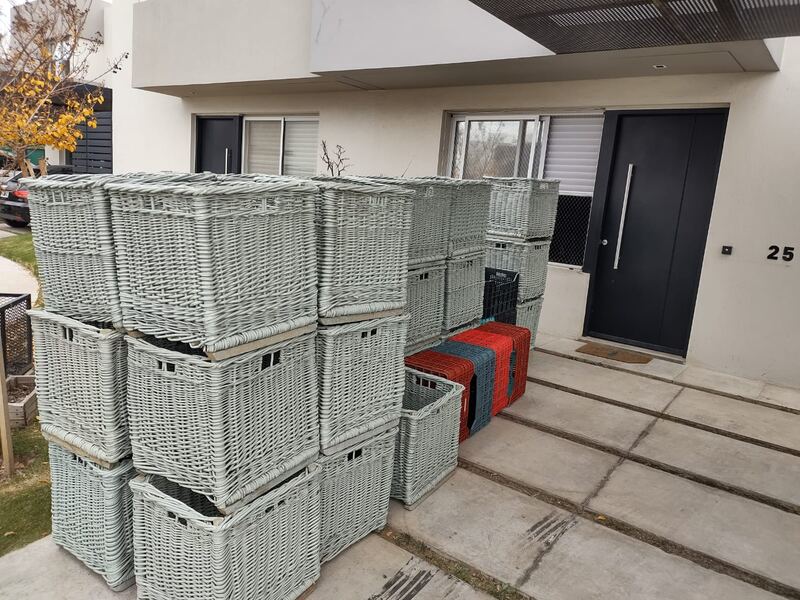 Canastos de mudanza apilados en la puerta de una casa