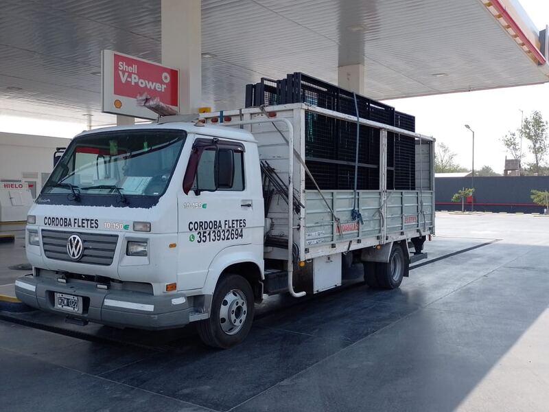 Camión cargado con la estructura desarmada de una cancha de padel