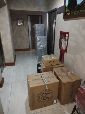 Cajas cerradas y muebles embalados esperando la carga en un pasillo