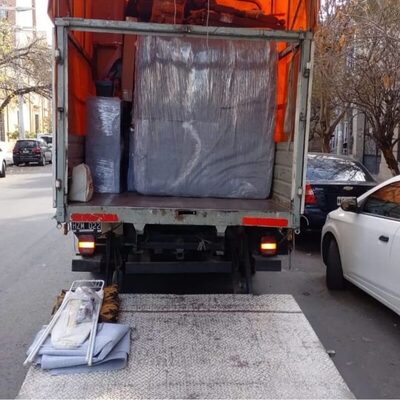 Caja del camión abierta con muebles embalados listos para descargar