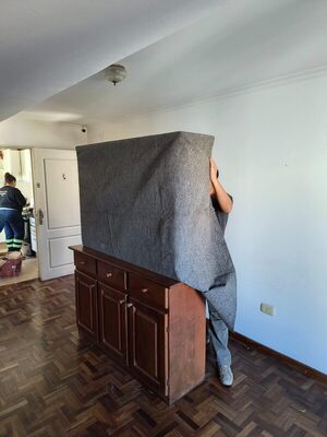 Mueble cubierto con manta para protegerlo durante la mudanza