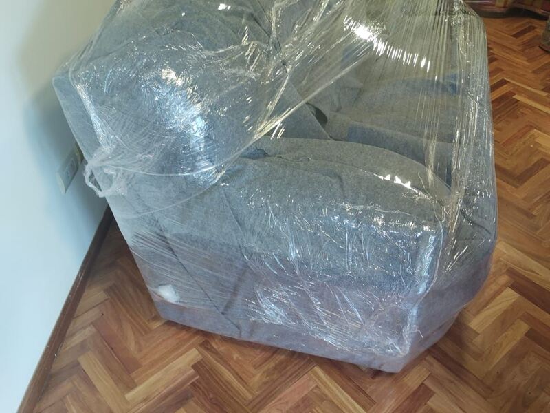 Sillón embalado en film stretch antes de cargarlo